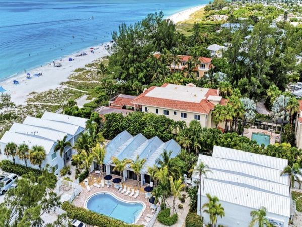 On Beach One Bedroom Condo with Communal Pool in Holmes Beach